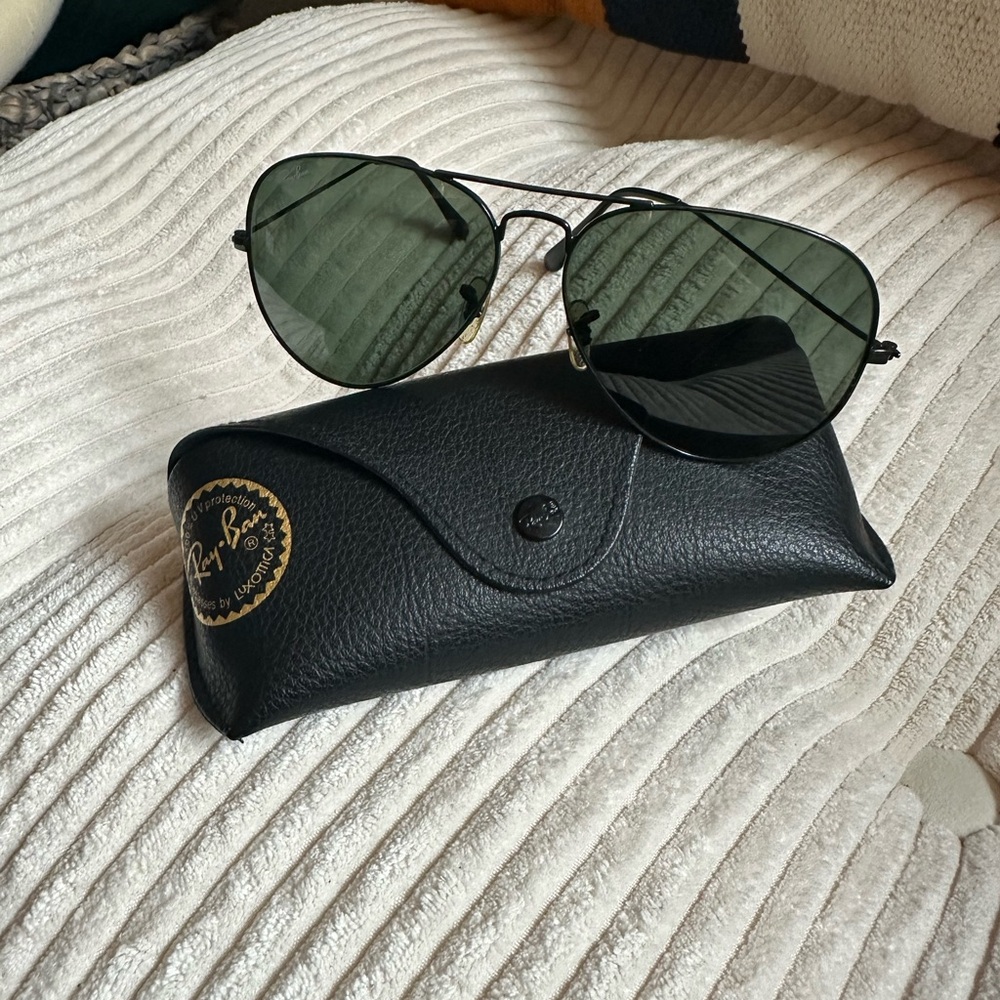 Ray-Ban Aviator Sunglasses with Black Case and Green Lenses